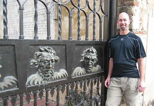 East gate outside the Catedral de Santo Domingo